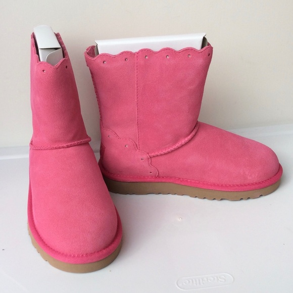 NIB! UGG Kids Classic Short - Picture 1 of 4